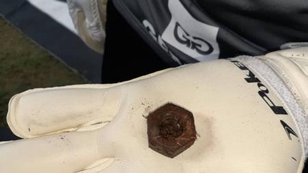 O goleiro do Atlético levou a porca para o vestiário após aquecimento do Atlético