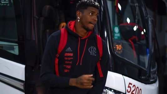 O goleiro Hugo Souza em ação pelo Flamengo