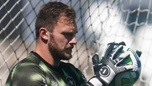 O goleiro Lucas Perri durante atividade do Botafogo no Nilton Santos