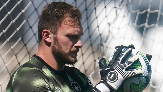 O goleiro Lucas Perri durante atividade do Botafogo no Nilton Santos