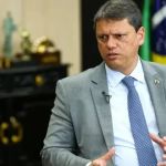 Na contramão do governo Lula, Tarcísio defende armamento de civis no Brasil