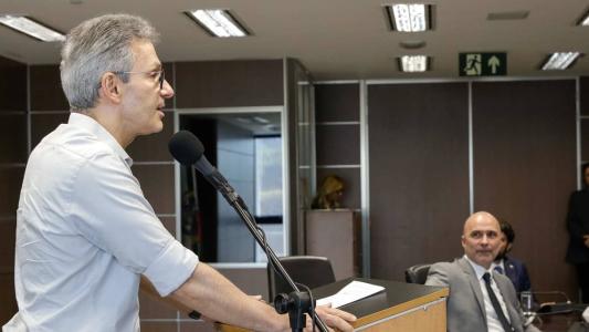 O governador Romeu Zema (Novo) discursa em reunião do secretariado, observado por Gustavo Valadares