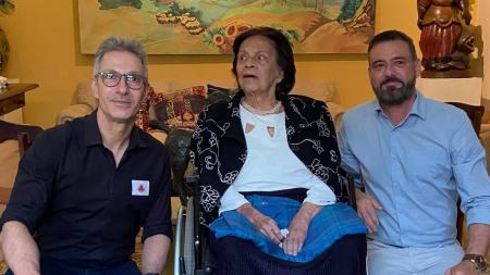 O governador Romeu Zema ao lado da artista Yara Tupynambá e do secretário de Cultura, Leônidas Oliveira