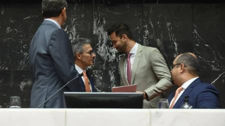 O governador Romeu Zema cumprimenta o presidente da ALMG, Tadeu Martins Leite, durante cerimônia de posse