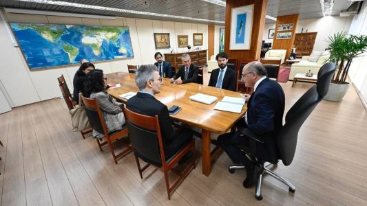 O governador Romeu Zema, o secretário Marcelo Aro e o deputado Zé Silva em reunião com o vice-presidente Geraldo Alckmin