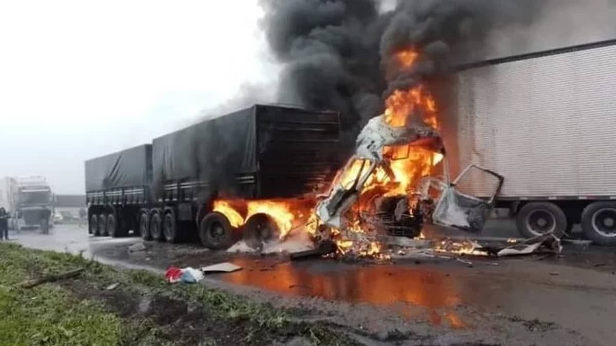 Acidente grave envolvendo dezenas de veículos na BR-277 deixa mortos 