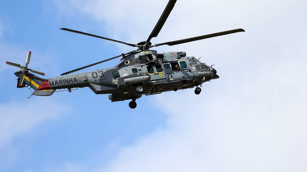 Duas pessoas morrem após helicóptero da Marinha cair durante pouso de emergência