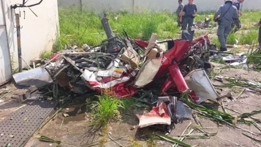 O helicóptero pertencia e uma empresa de táxi-aéreo e se chocou com um coqueiro antes de cair