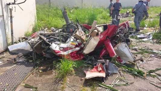O helicóptero pertencia e uma empresa de táxi-aéreo e se chocou com um coqueiro antes de cair