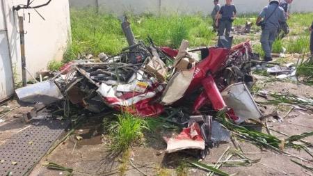 O helicóptero pertencia e uma empresa de táxi-aéreo e se chocou com um coqueiro antes de cair