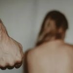 Homem não gosta do corte de cabelo da companheira e a agride em Minas