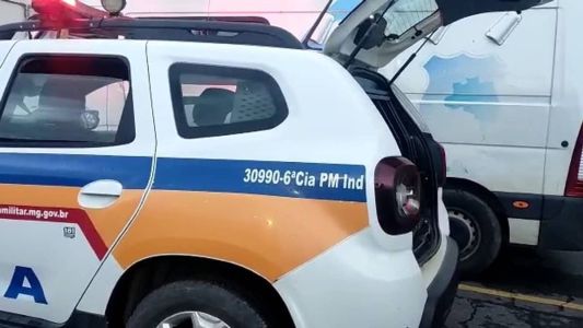 O homem batia na viatura e gritava para os policiais, pedindo para ser solto