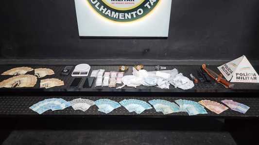 O homem e os materiais foram levados para a delegacia de plantão da Polícia Civil