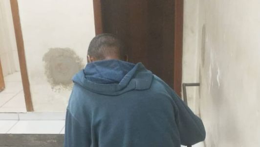 O homem esfregou as partes íntimas contra a mulher