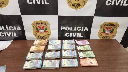 O homem estava com 50 mil euros  escondido em várias partes do corpo
