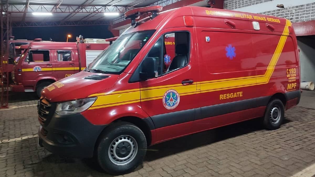 Homem é atropelado por caminhão de concreto na BR-365 e sobrevive