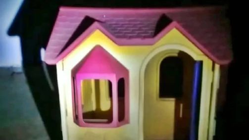 O homem estava escondido dentro de um brinquedo do parque da escola