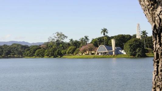 O homem estava nadando na Lagoa da Pampulha
