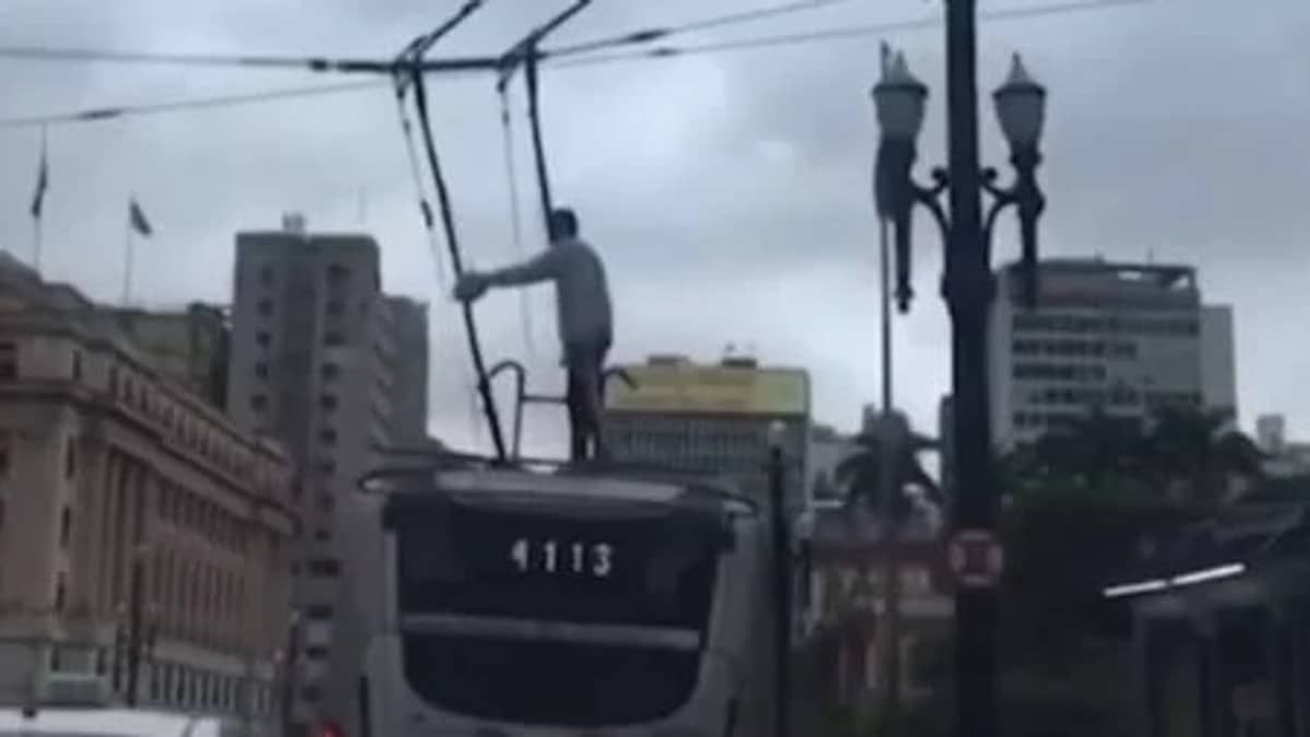 Vídeo: homem é flagrado 'surfando' em ônibus elétrico em São Paulo