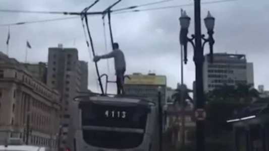O homem estava se equilibrando em cabos de energia
