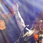 Homem é espancado em show do Sepultura após saudação nazista e ofensas racistas