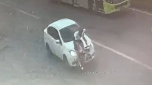 O homem foi atingido por trás e foi arremessado pelo veículo