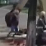 Vídeo: homem cai em buraco após ser atingido por retroescavadeira