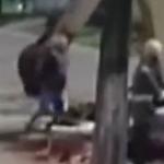 Vídeo: homem cai em buraco após ser atingido por retroescavadeira
