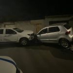 Suspeito baleado durante perseguição perde o controle do veículo, bate em carros estacionados e acaba morto na Grande BH