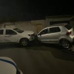 Suspeito baleado durante perseguição perde o controle do veículo, bate em carros estacionados e acaba morto na Grande BH