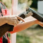 Homem morre baleado por espingarda que caiu no chão e disparou sozinha