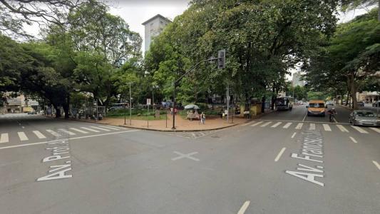 O homem foi esfaqueado na praça Hugo Werneck