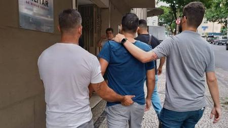O homem foi localizado enquanto caminhava próximo à sua casa