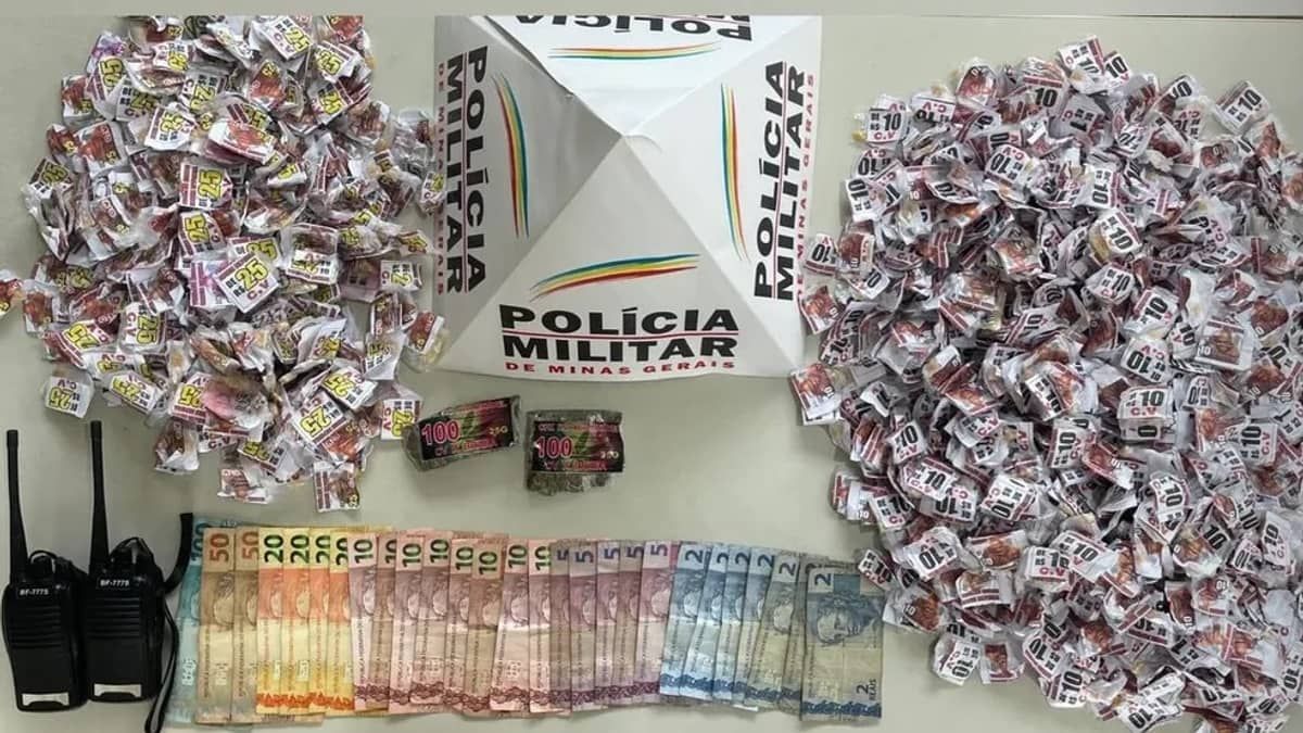 Polícia apreende mais de mil papelotes de crack escondidos em privada e matagal no interior de Minas