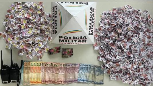O homem foi preso em flagrante por tráfico de drogas