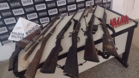 O homem foi preso em flagrante por posse ilegal de arma de fogo
