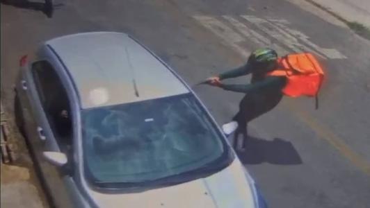 O homem foi preso por um militar que passava pelo local
