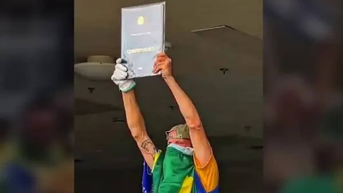 Mineiro que levou réplica da Constituição do STF se entrega à polícia e é preso