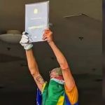 Mineiro que levou réplica da Constituição do STF se entrega à polícia e é preso