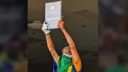 O homem foi registrado pegando a réplica da Constituição da sede do Supremo Tribunal Federal