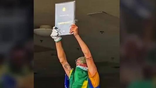 O homem foi registrado pegando a réplica da Constituição da sede do Supremo Tribunal Federal