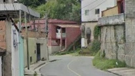 O homem foi seguido por cinco pessoas dentro de um carro