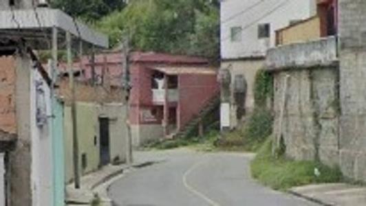 O homem foi seguido por cinco pessoas dentro de um carro