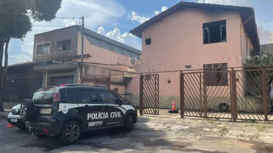 O homem foi socorrido por vizinhos que arrombaram a porta e o retiraram do local