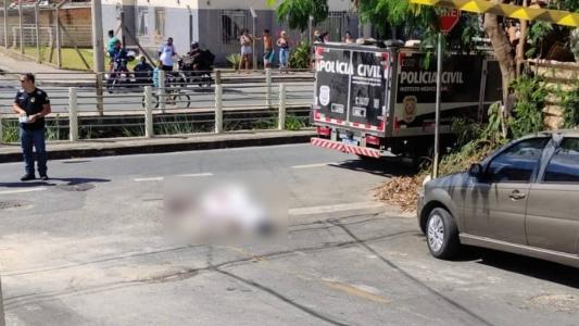 O homem foi surpreendido por três homens em um carro que realizaram disparos contra ele
