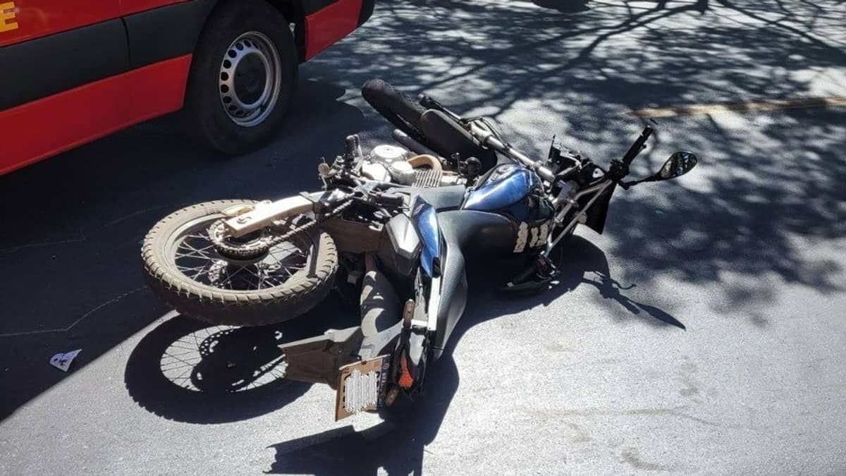 Motociclista não obedece ordem de parada e atropela sargento da PM em Contagem