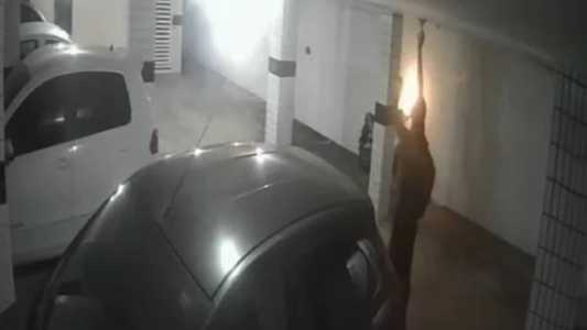 O homem invadiu o prédio e tentou roubar uma moto