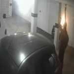 Homem invade prédio, rouba lâmpadas e deixa fezes no local