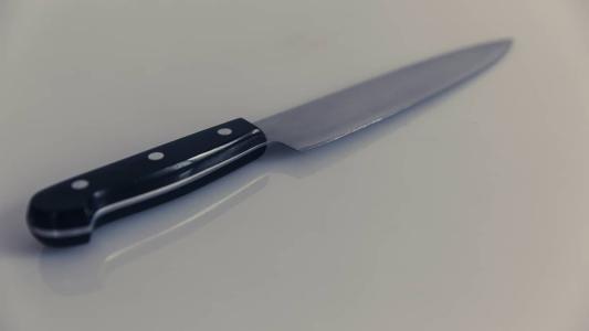 O homem morreu com uma perfuração de faca no peito