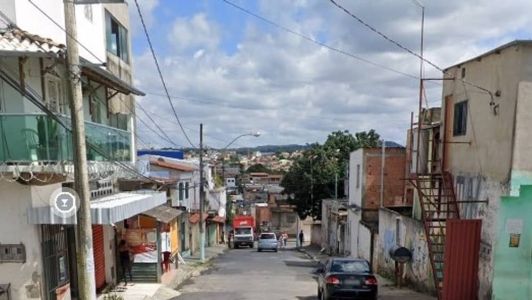 O homem morto tinha inúmeras passagens policiais, a maioria delas por tráfico de drogas